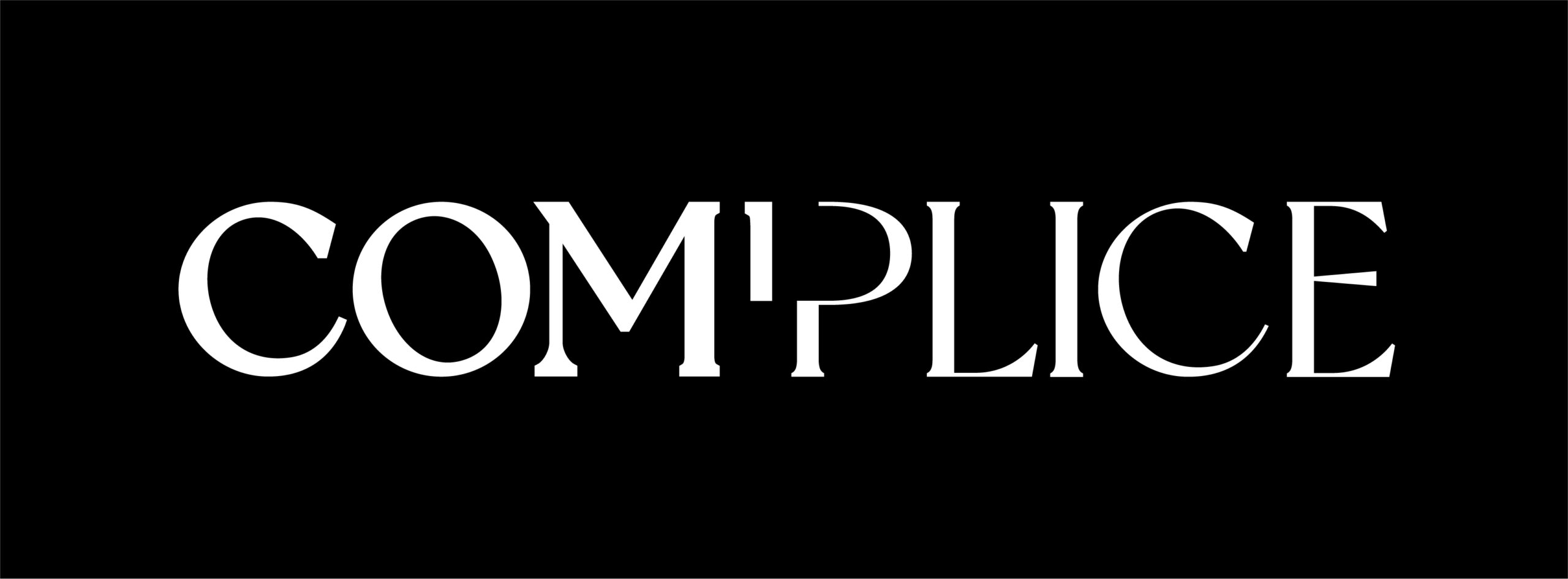 Logo COM'PLICE en blanc sur fond noir, signature visuelle de l'agence