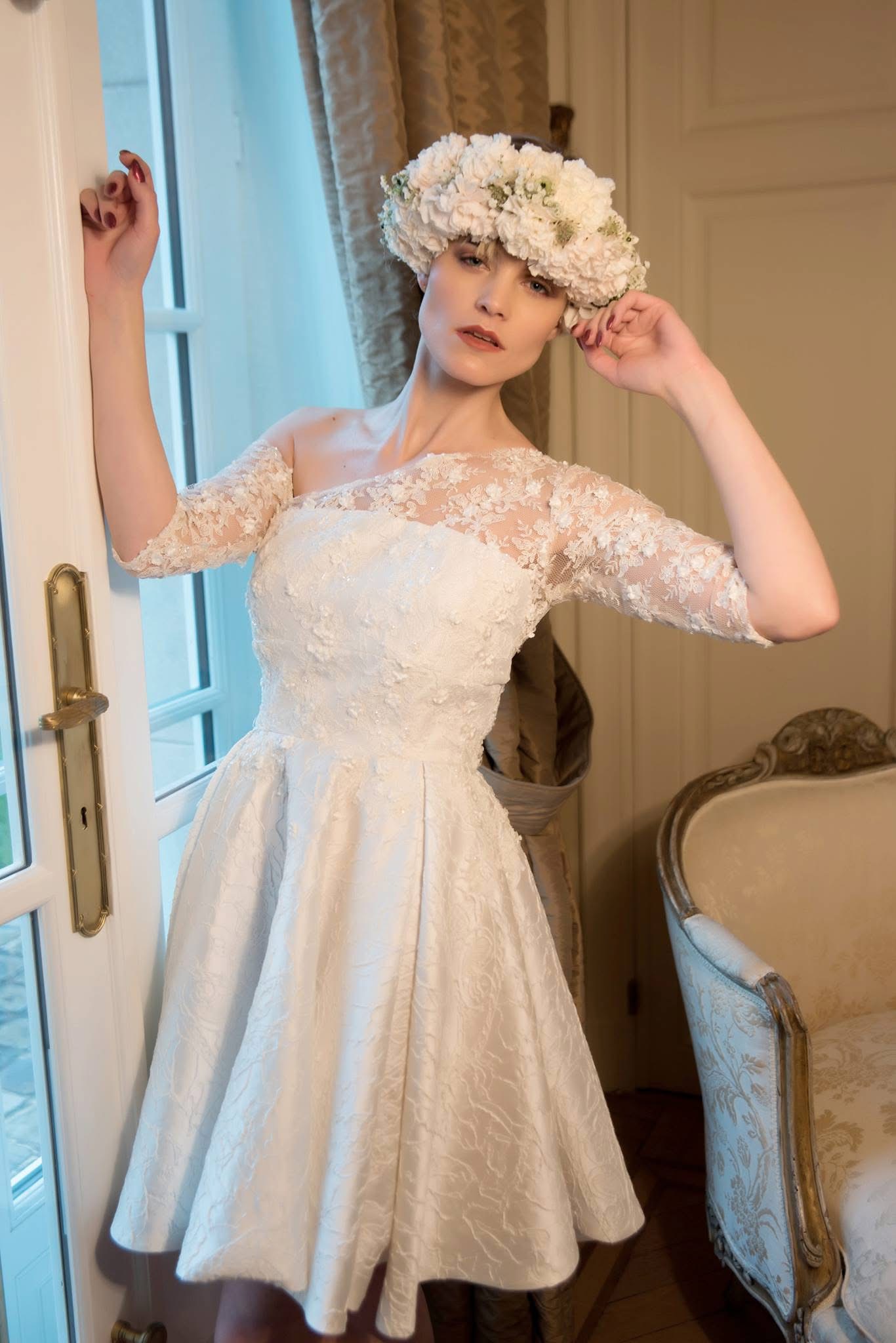 Robe de mariée courte en dentelle, couronne de fleurs
