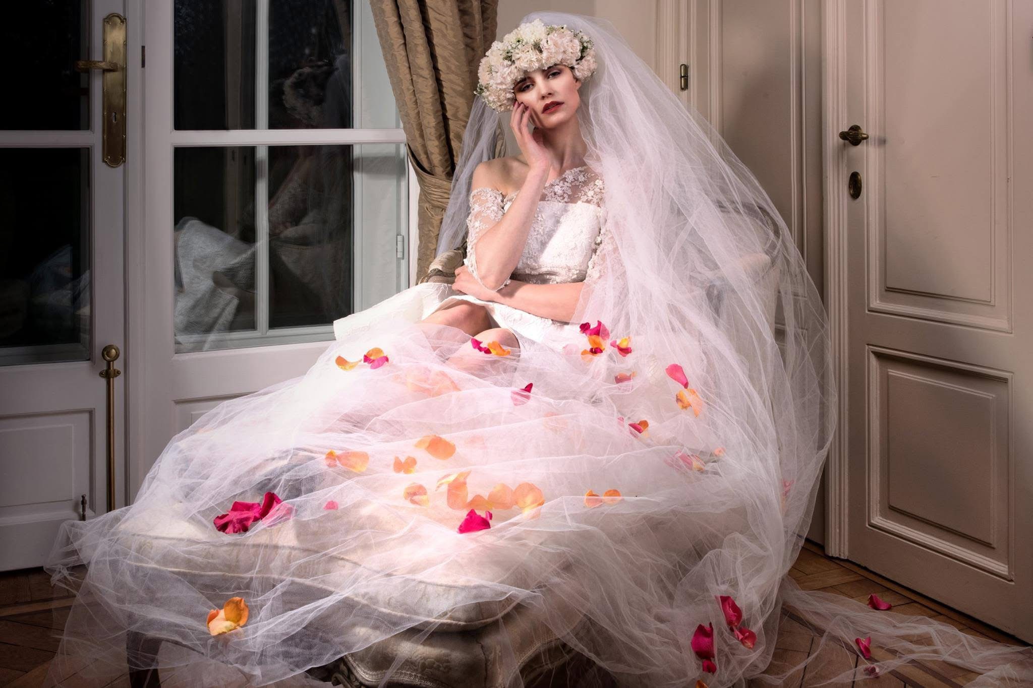 Robe de mariée éditoriale, voile et pétales