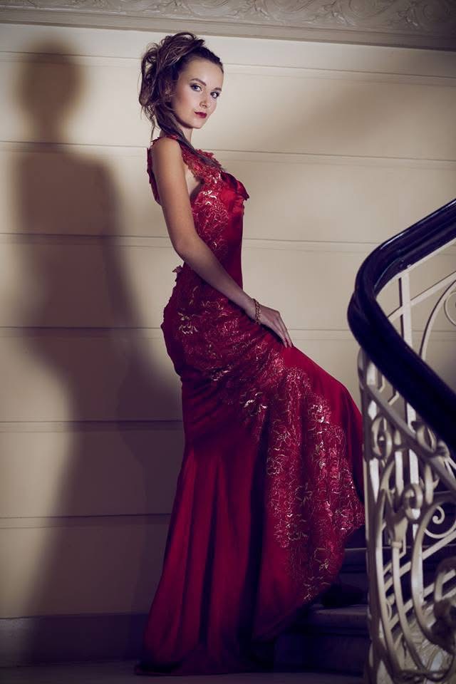 Robe rouge créée par Charlotte Trenker pour Fanny Pierre, Festival de Cannes 2014