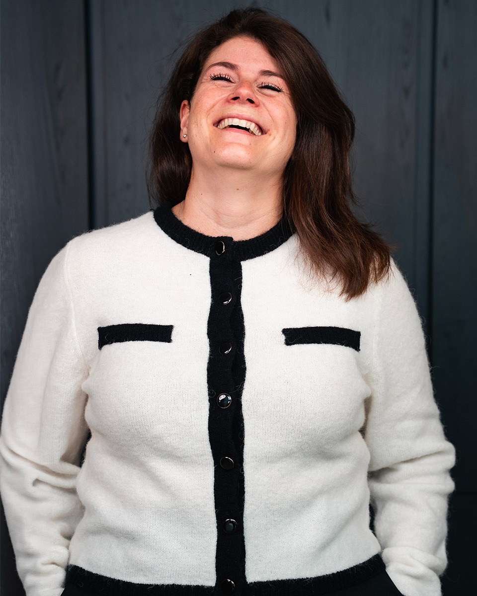 Charlotte Trenker en plein éclat de rire, shooting COM'PLICE par Julien De Meulemeester